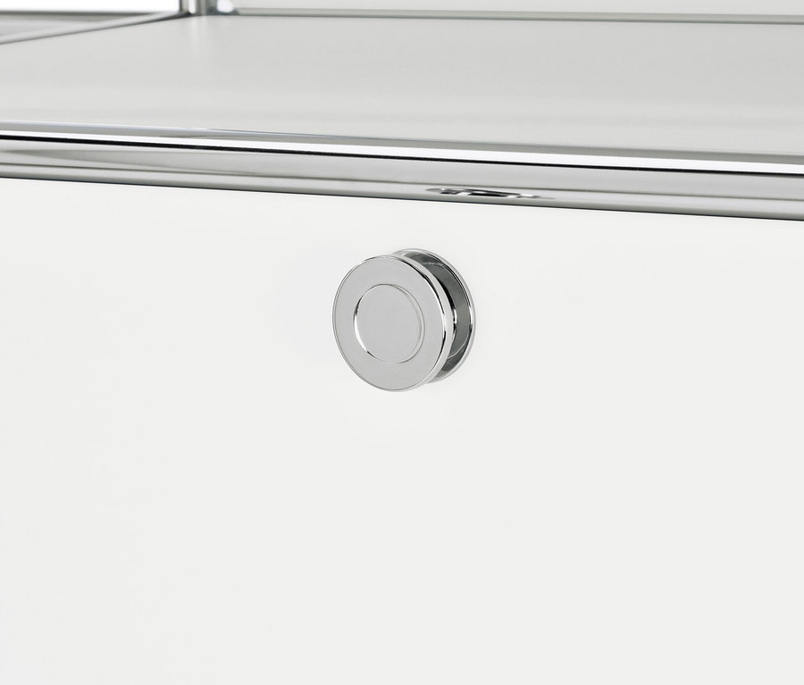 Detail einer weißen Metallgarderobe »CN3« mit 2 Klappfächern und 2 Schubladen.