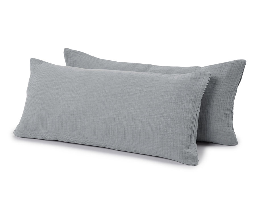 Zwei graue, rechteckige Kissen liegen nebeneinander auf einem weißen Hintergrund.