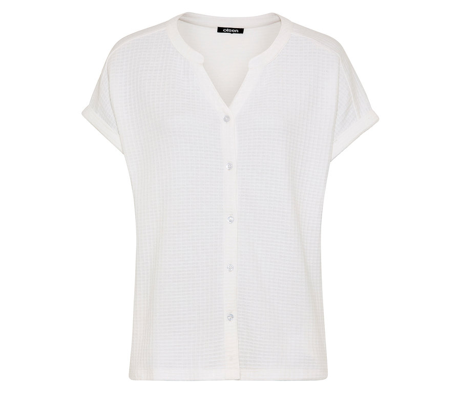 Weißes, strukturiertes Olsen Shirt mit Knöpfen und kurzen Ärmeln liegt auf einem weißen Hintergrund.