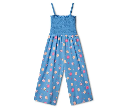 Blauer Kinder-Jumpsuit in 7/8-Länge mit gesmoktem Oberteil und Spaghettiträgern. Die Hose ist mit rosa und orangefarbenen Muscheln und Seesternen gemustert.