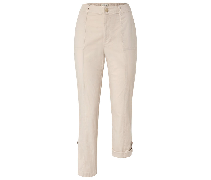 Beige Dreiviertelhose mit hochgekrempeltem Saum.