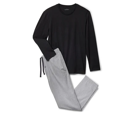 Ein schwarzes Langarmshirt und eine graue, gestreifte Pyjamahose liegen auf einem weißen Hintergrund.