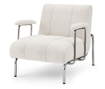 Ein cremefarbener Sessel mit Bouclé-Bezug und verchromtem Metallgestell steht auf einem weißen Untergrund.