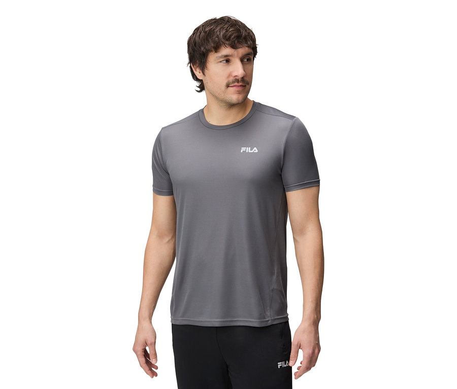 Mann trägt ein graues Fila-T-Shirt und schwarze Hosen.