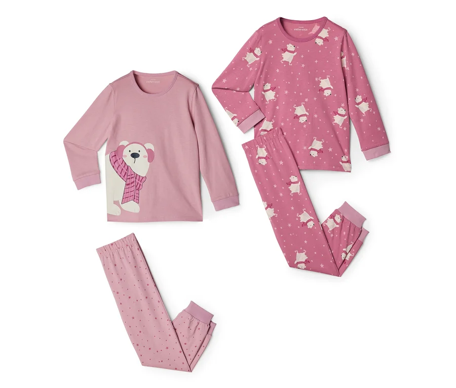 Zwei rosa Kinder-Pyjama-Sets. Ein hellrosa Set zeigt einen großen Eisbären auf dem Oberteil und eine Hose mit Sternenmuster. Das andere dunkelrosa Set hat ein Allover-Muster aus kleinen Eisbären und Sternen.