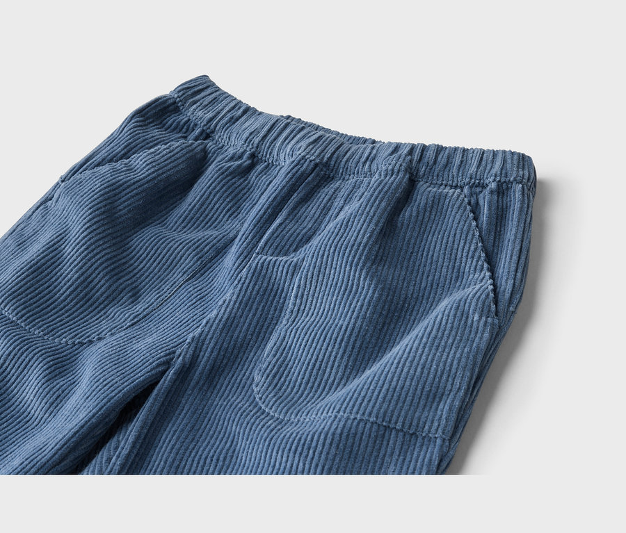 Blaue Cordhose mit elastischem Bund und Vordertaschen.
