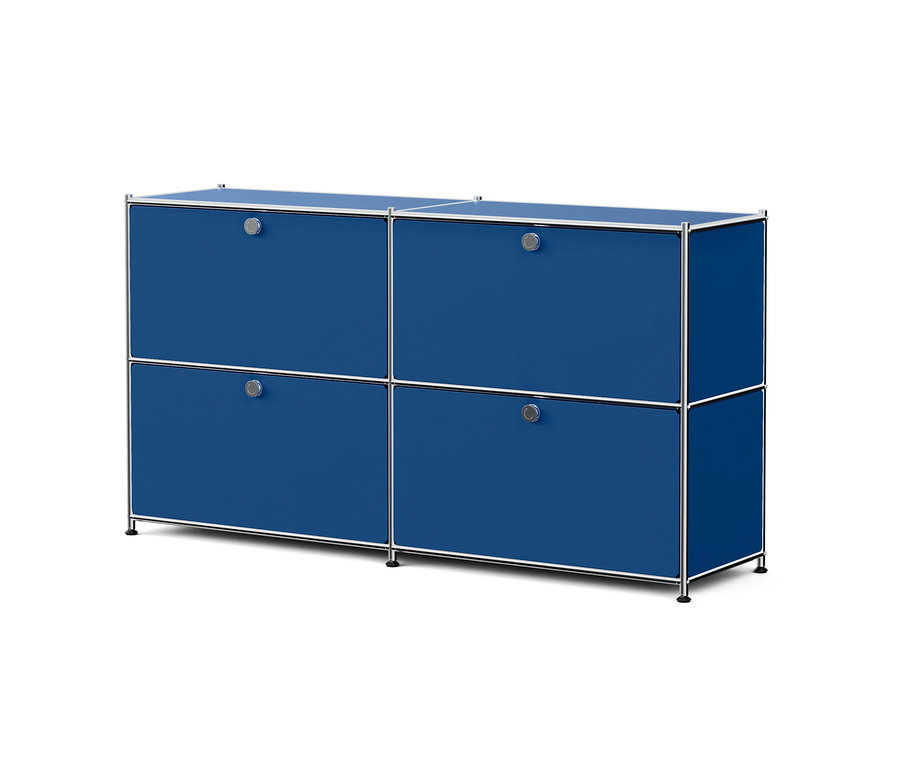 Dunkelblaues Sideboard mit vier Fächern, jeweils mit Tür und rundem Chromgriff, auf einem Chromrahmen mit kleinen schwarzen Füßen.