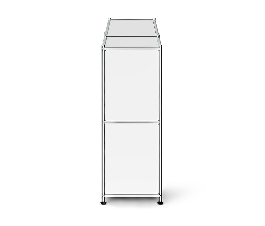 Modulares Aufbewahrungsmöbelstück mit zwei weißen Fächern und Chromrahmen auf schwarzen Füßen.