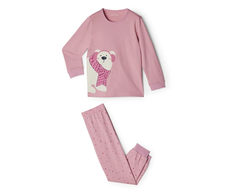 Rosa Pyjama-Set mit langärmeligem Oberteil und Hose. Das Oberteil zeigt einen Eisbären mit rosa Ohrenschützern und Schal, die Hose hat ein Sternenmuster.