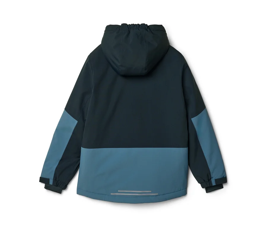 Rückansicht einer zweifarbigen Jacke. Die obere Hälfte ist dunkelblaugrün, die untere Hälfte hellblau. Sie hat eine Kapuze und reflektierende Streifen am Saum.