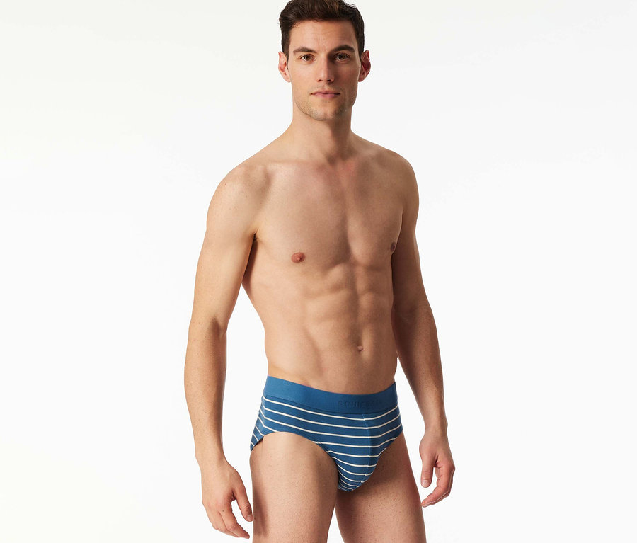 Mann trägt einen blau-weiß gestreiften SCHIESSER Rio-Slip.