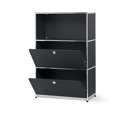 Schwarzes Metallregal mit zwei Klappenfächern, von denen zwei geöffnet sind.