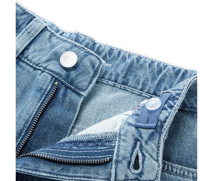Nahaufnahme einer blauen Jeans mit teilweise geöffnetem Reißverschluss, einem Metallknopf und einem verstellbaren Gummibund mit Plastikknopf.