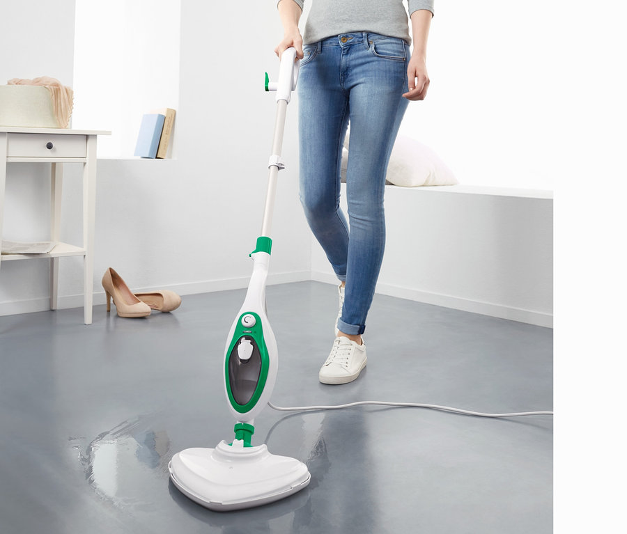 Frau benutzt einen Multifunktionalen Dampfbesen auf dem Boden.