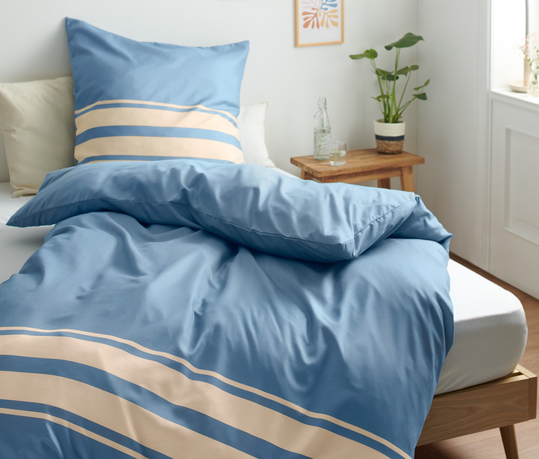 Blaue gestreifte Microfaser-Bettwäsche, Normalgröße auf einem Bett.