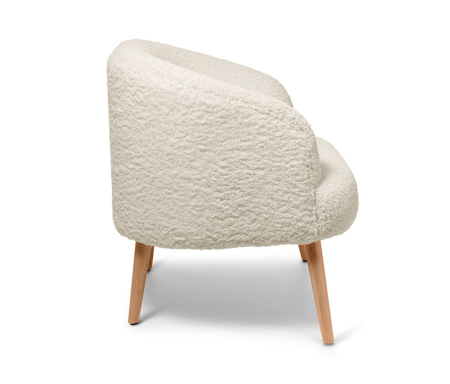 Seitenansicht eines Teddy-Sessels/Bouclé-Sessels mit Holzbeinen.