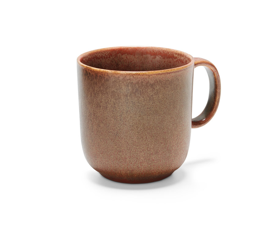 Ein brauner Trinkbecher auf einem weißen Hintergrund.