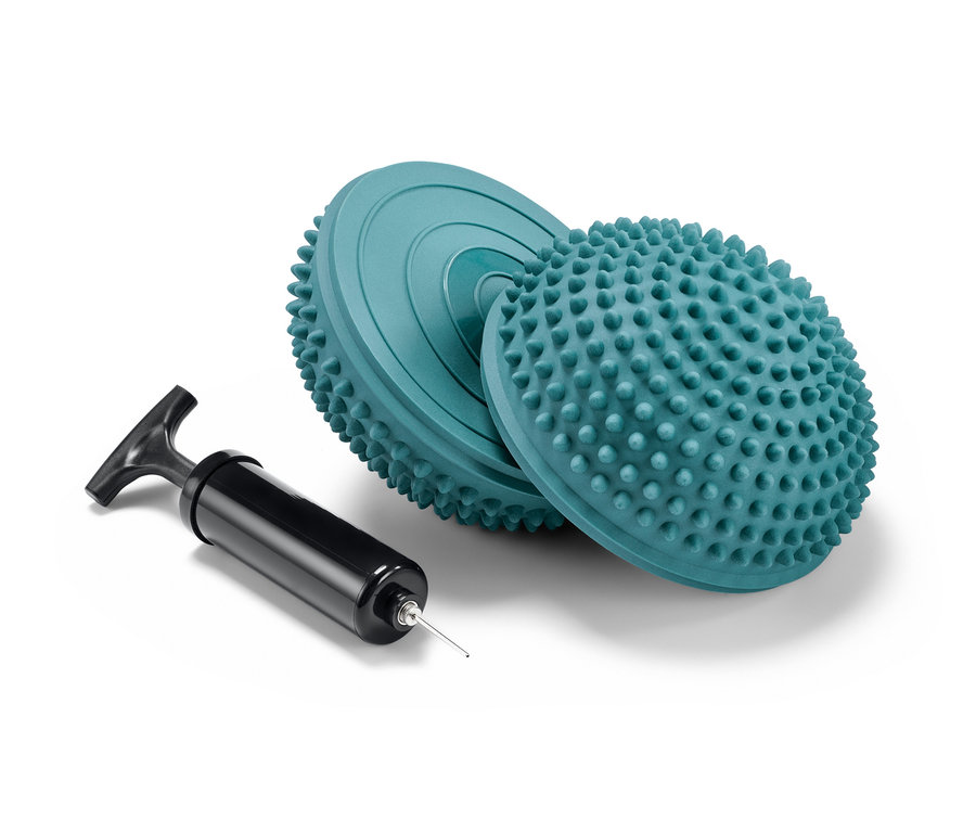 Zwei Balance- und Massage-Pads und eine Pumpe.