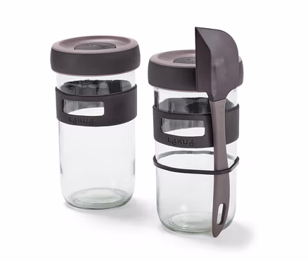 Zwei Gläser aus dem Sauerteig-Starter-Set und ein grauer Spatel.