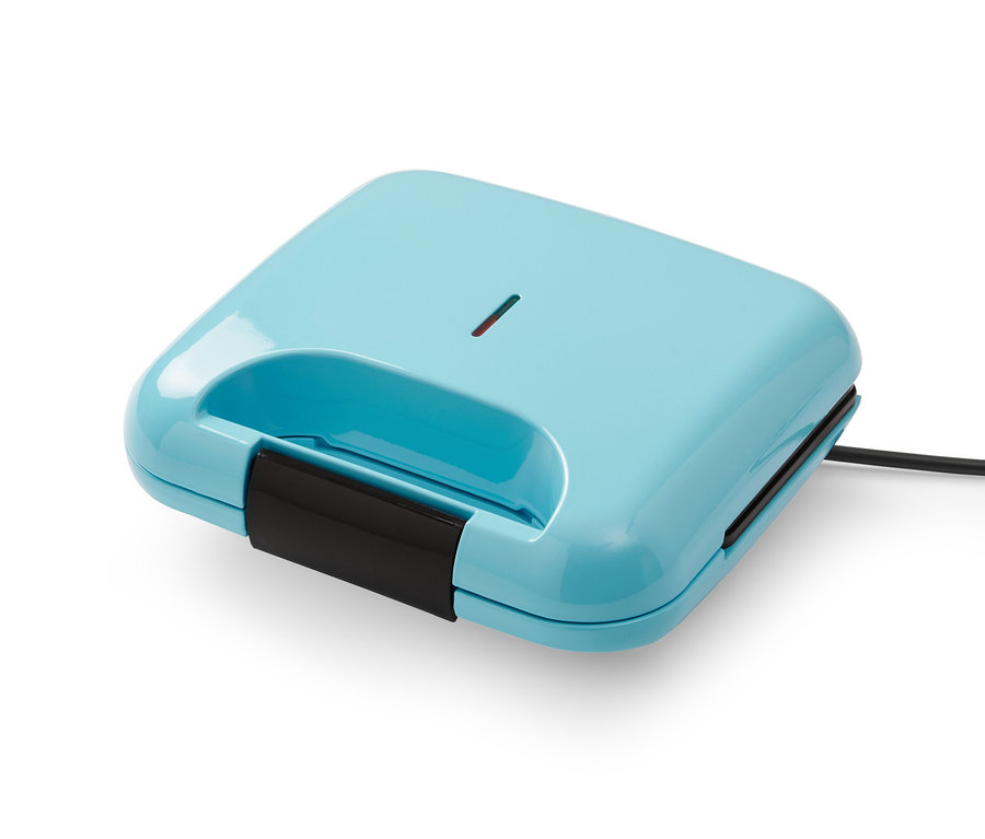 Ein blaues, florales Waffeleisen auf einem weißen Hintergrund.