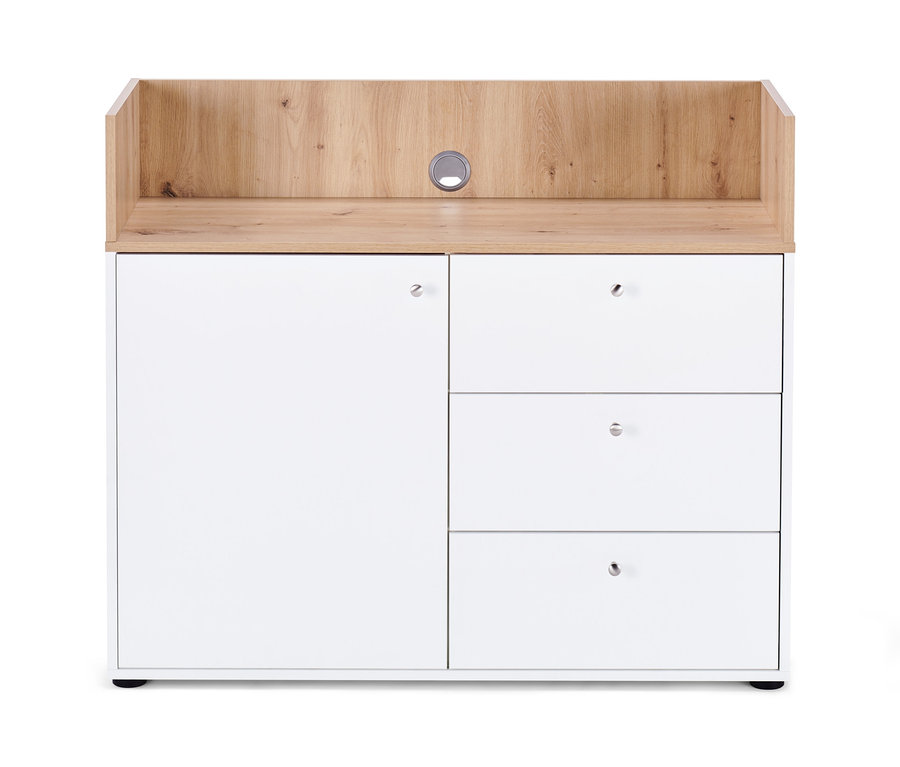 Ein Sideboard mit Schubladen und Tür, weißen Fronten und einer hölzernen Oberseite.