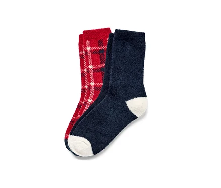 Zwei Paar Kuschelsocken: Ein Paar rot kariert, ein Paar dunkelblau mit weißer Spitze.