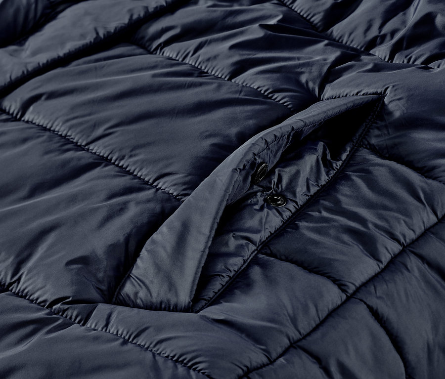 Detailansicht einer langen Steppweste mit Kapuze.