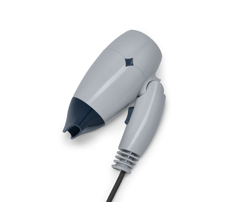 Grauer Reise-Haartrockner mit blauen Details auf weißem Hintergrund.