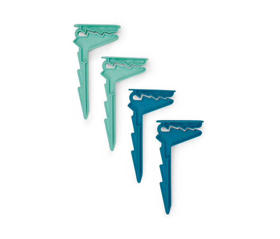 Vier Handtuchclips: zwei hellgrüne und zwei dunkelblaue.