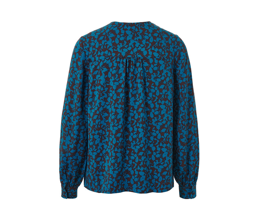 Detailansicht der Rückseite einer Damenbluse mit Alloverprint in Blau und Braun.