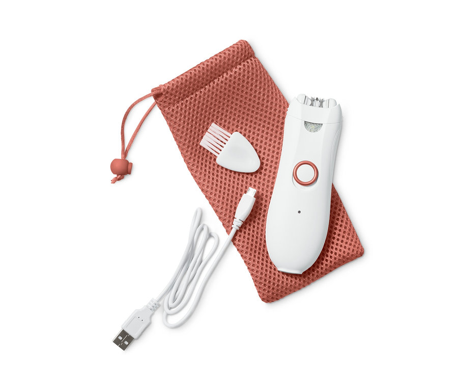 Ein weißer Gesichtsepilierer liegt auf einem orangefarbenen Kordelzugbeutel, daneben eine weiße Bürste und ein Ladekabel.