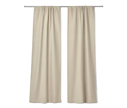 Zwei beige Verdunkelungs-Vorhangschals hängen an einer Metallstange.