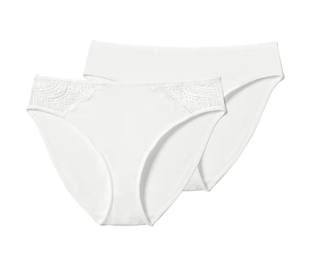 Zwei weiße Slips, 2er-Pack, liegen übereinander.