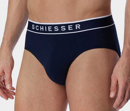 Mann posiert in 3 SCHIESSER Rio-Slips mit Bio-Baumwolle, dunkelblau.