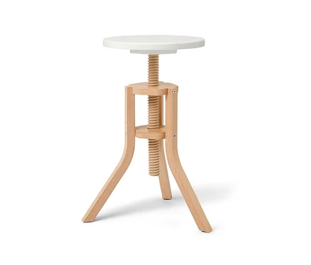 Detailaufnahme eines Spindelhockers mit weißer Sitzfläche und hellem Holzgestell.