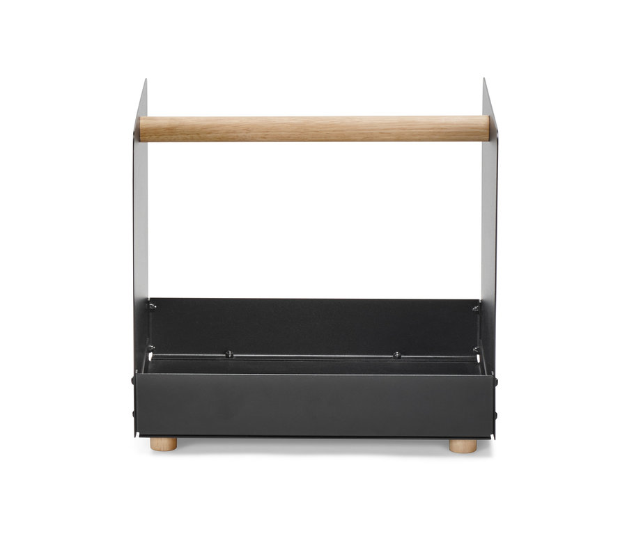 Ein Kaminholzkorb aus schwarzem Metall mit Holzgriff.