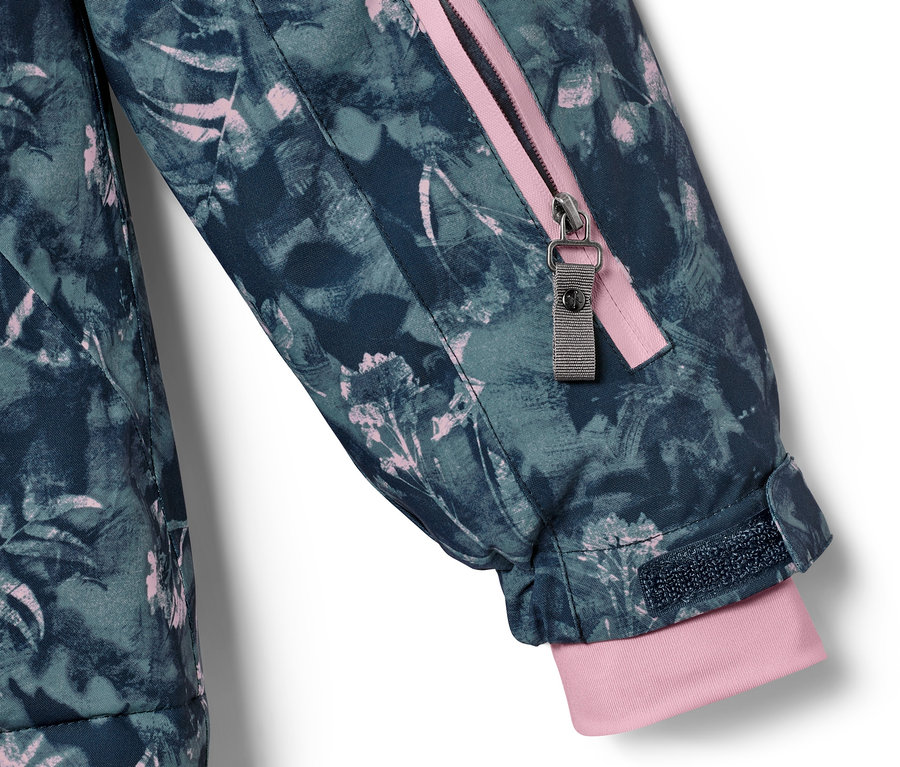 Detailansicht einer Kinder-Skijacke mit Blumenmuster und rosafarbenem Reißverschluss.