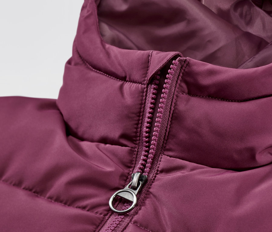 Detailansicht eines rotvioletten Kinder-Thermomantels.