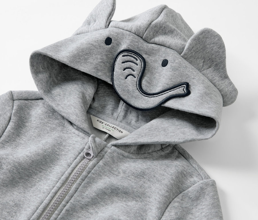 Detailansicht eines Kinder-Lounge-Overalls mit Elefantenkapuze.