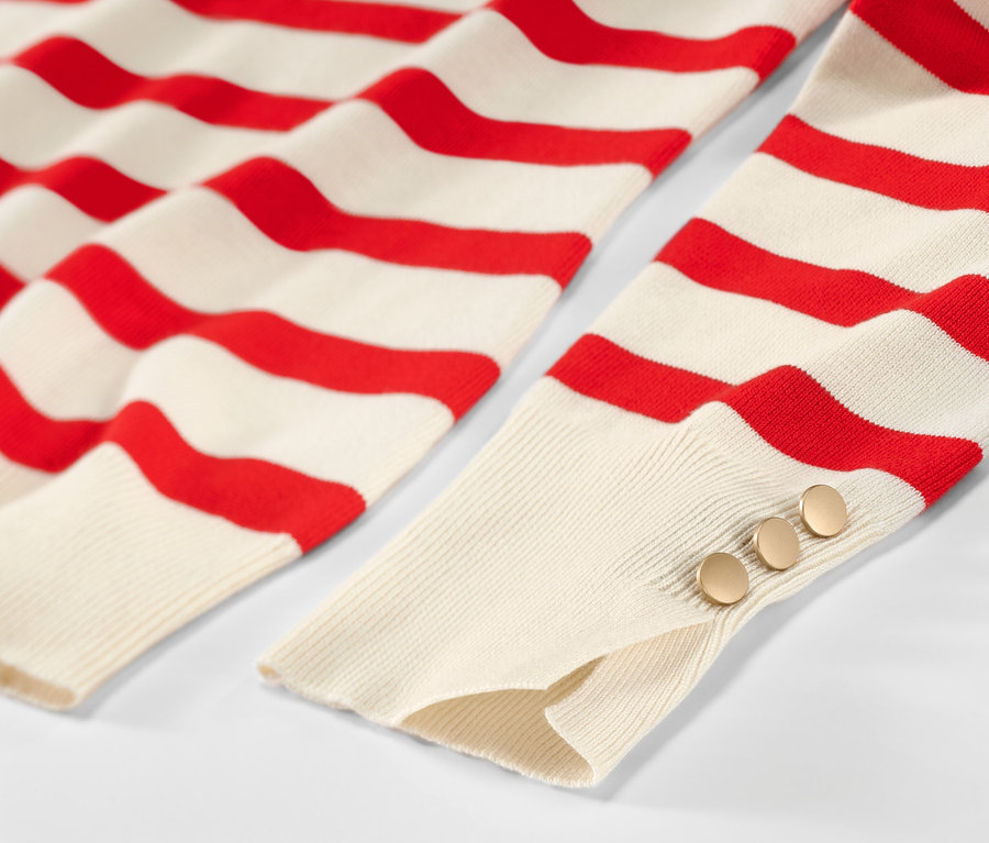 Detailansicht eines rot gestreiften Feinstrickpullovers.
