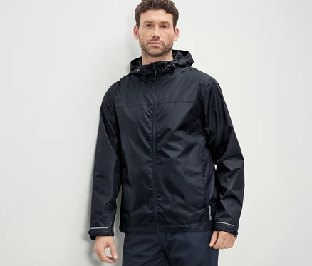 Mann trägt eine Unisex-Regenjacke.