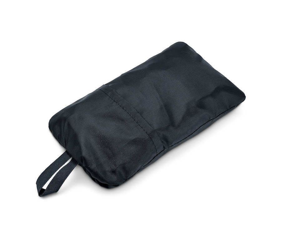 Eine schwarze Rucksack-Regenschutzhülle liegt auf einem weißen Hintergrund.
