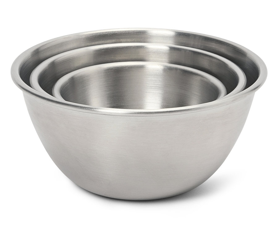 Drei Edelstahlschüsseln ineinander gestapelt.