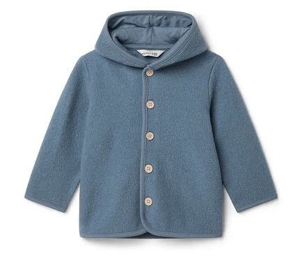 Blaue Kinderjacke mit Kapuze und Knöpfen.