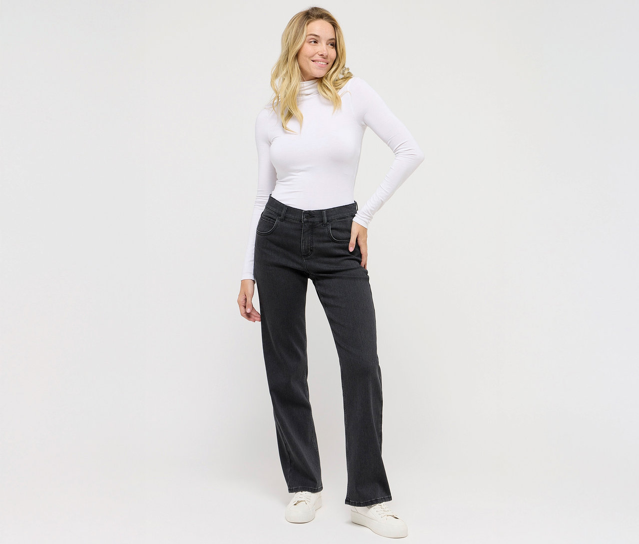 Frau posiert in dunkelgrauer Angels Denim »Lara«, Straight Fit und weißem Oberteil.