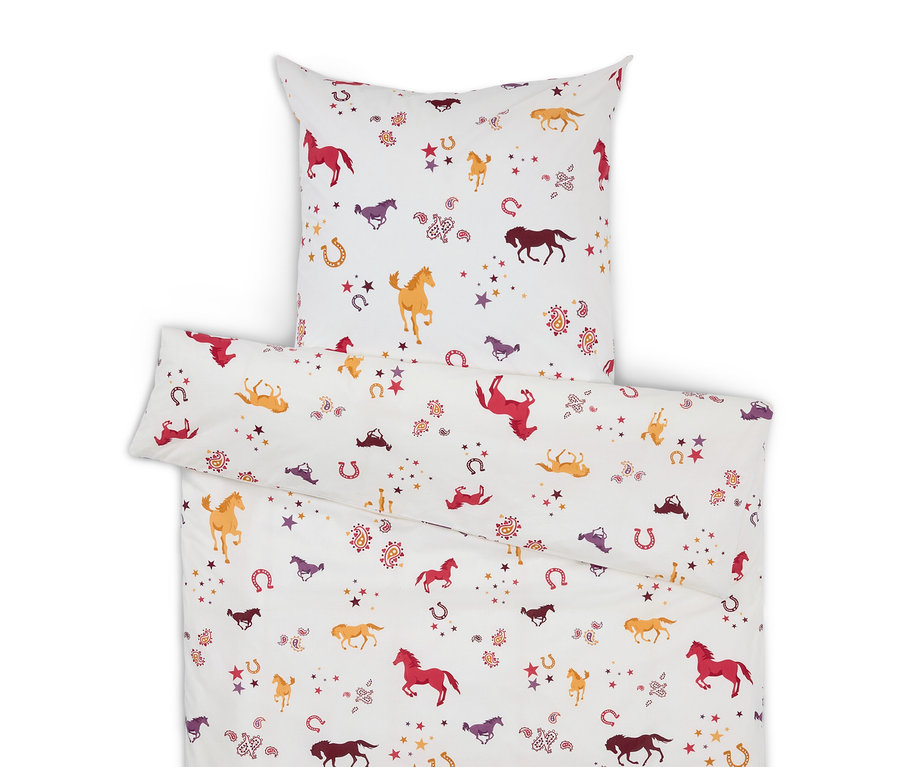 Weiße Bettwäsche mit Pferde-, Stern- und Hufeisenmuster.