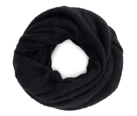 Ein schwarzer Strickschal auf weißem Hintergrund.