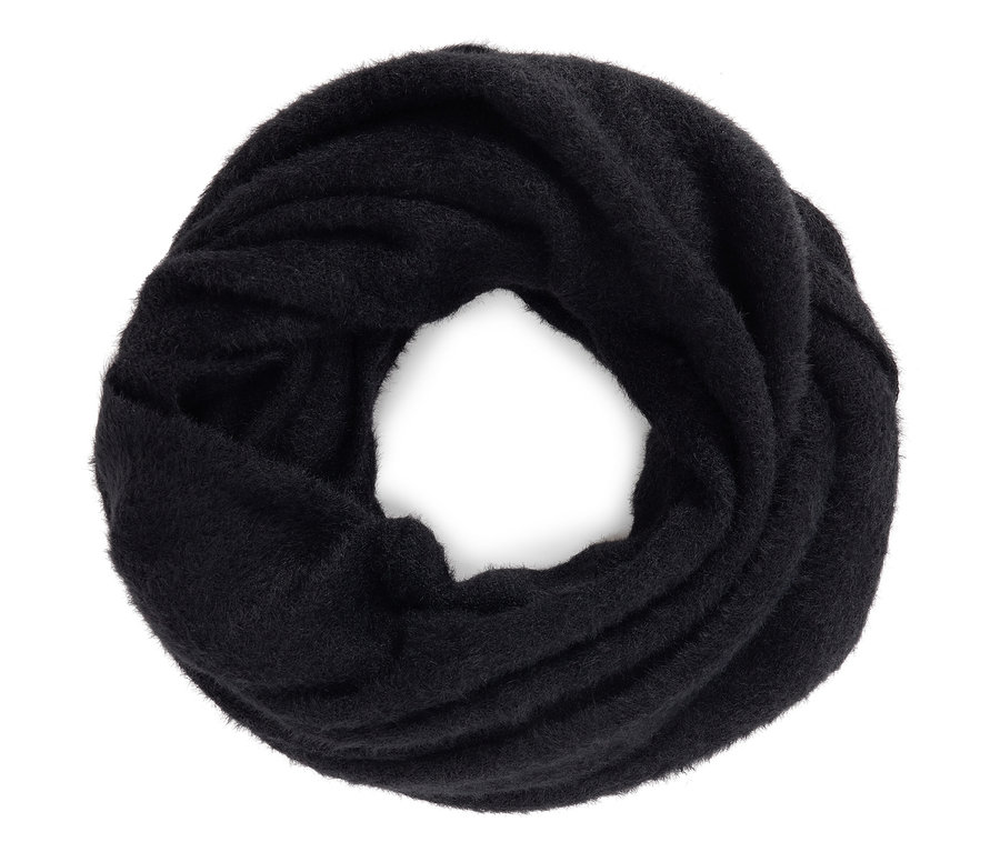 Ein schwarzer Strickschal auf weißem Hintergrund.