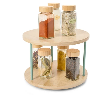 Drehbarer Holzständer mit sechs Gewürzgläsern mit Holzdeckeln.