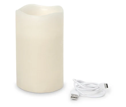 Eine weiße, zylindrische Kerze und ein USB-Ladekabel auf weißem Hintergrund.